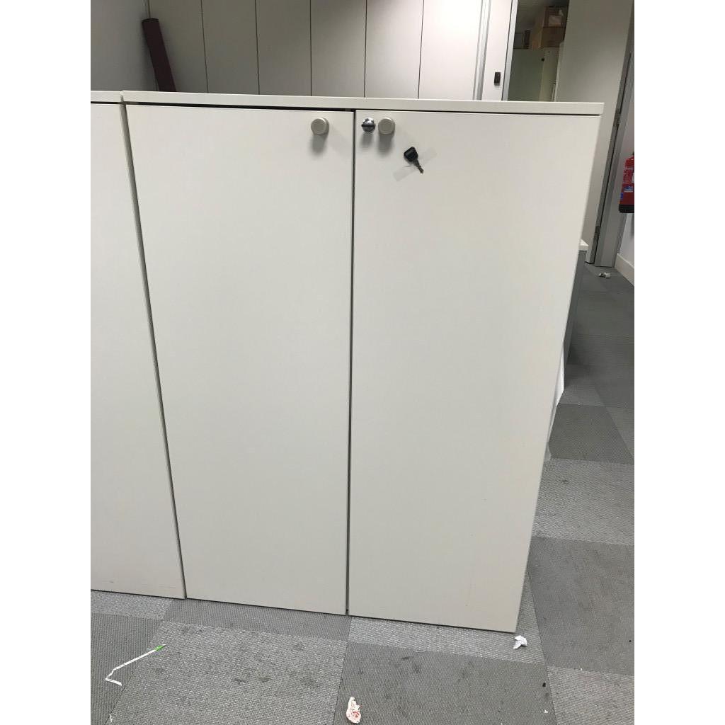 Donación de excedentes de material - Armarios con estanterías